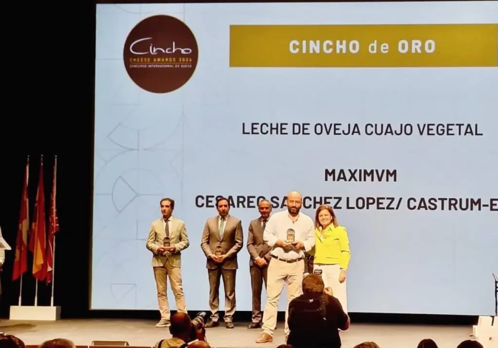 Cesáreo Sánchez López recogiendo el premio